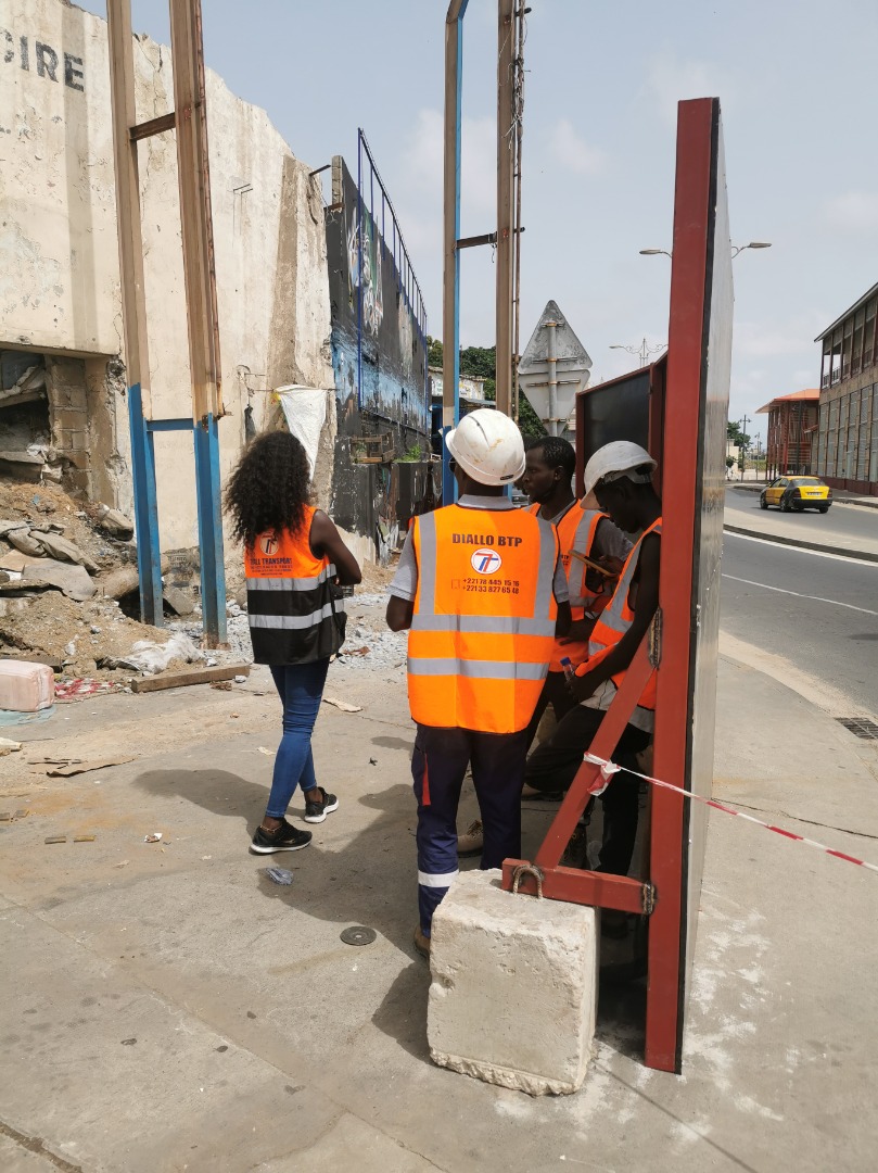 Travaux de clôture au rond point de la gare Conakry Guinée